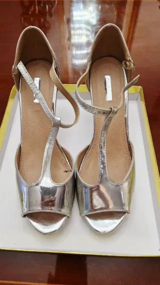Zapatos de tacón plateados