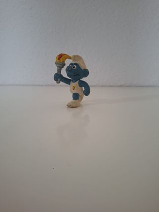 Figura Smurf con antorcha