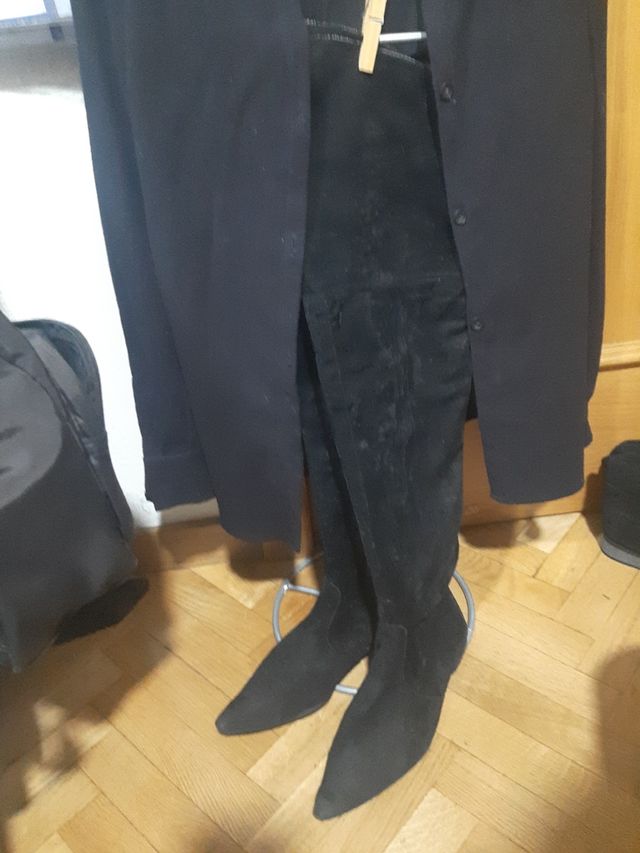 Botas altas negrasT.37 de terciopelo.REGALO CAMISA