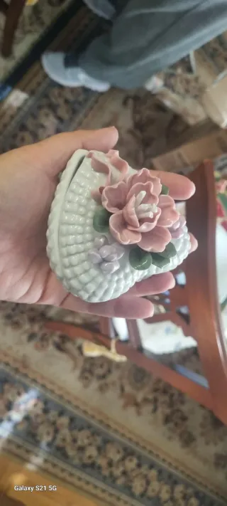 Scatola portagioie in porcellana con fiori