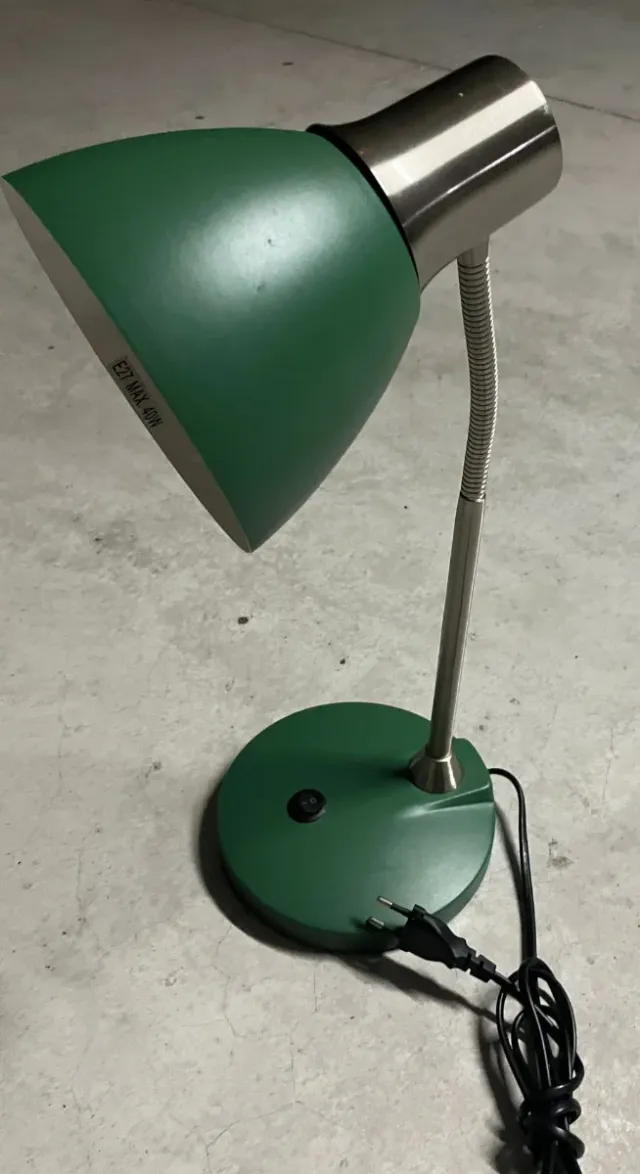 Lámpara flexo verde y plateada