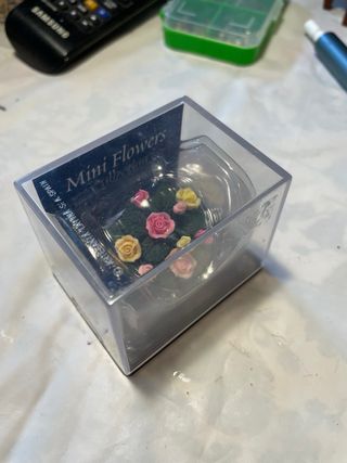 Ciotola con rose per casa delle bambole