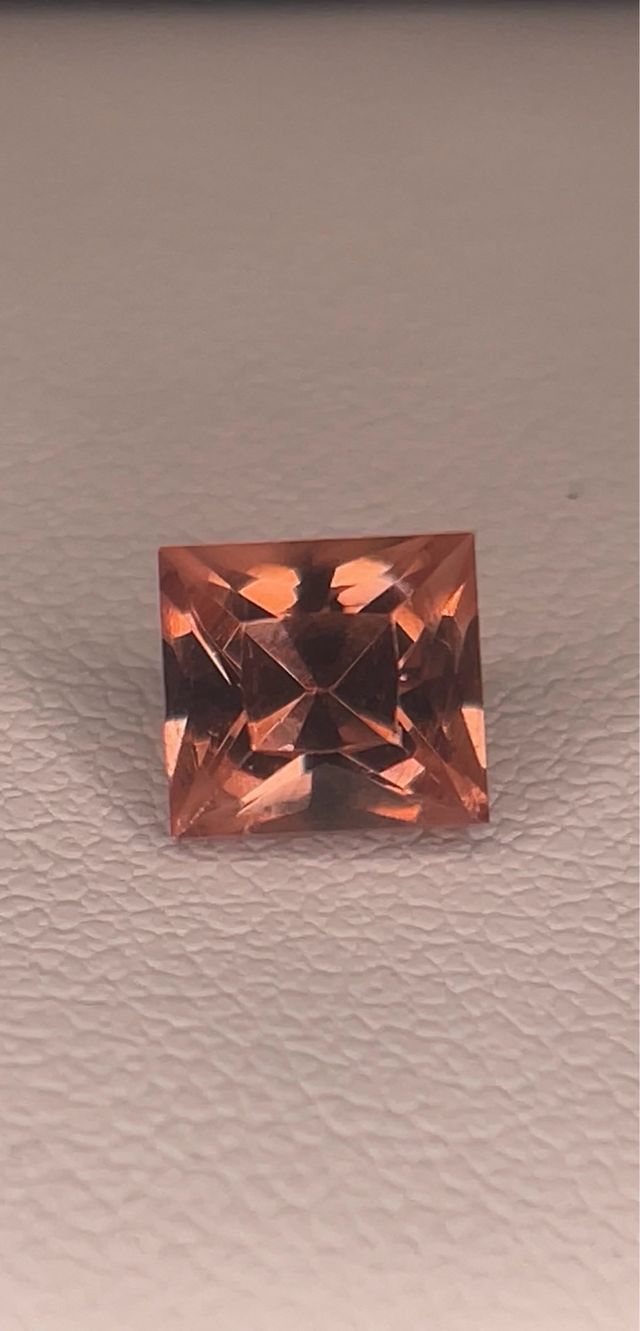 Granate 1,95cts cambio color