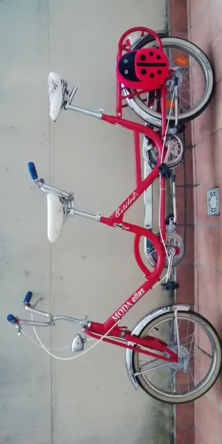 Bicicleta tándem clásica roja