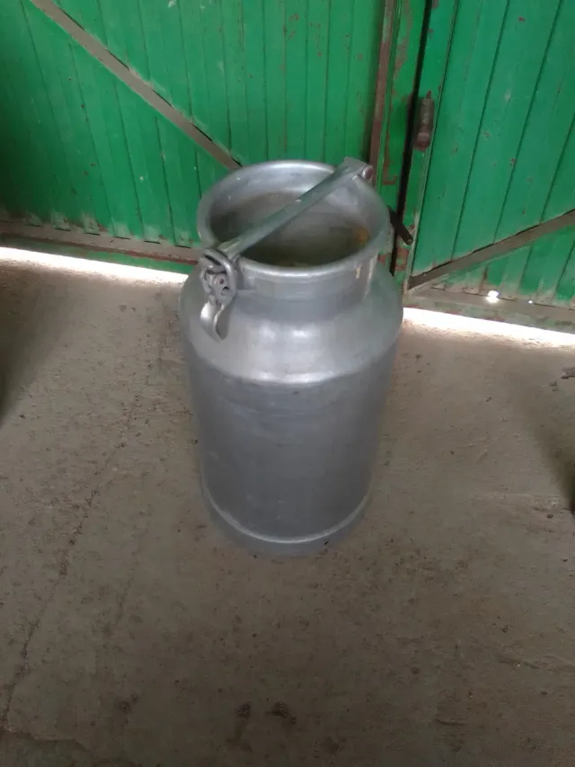 Cantará de leche antigua