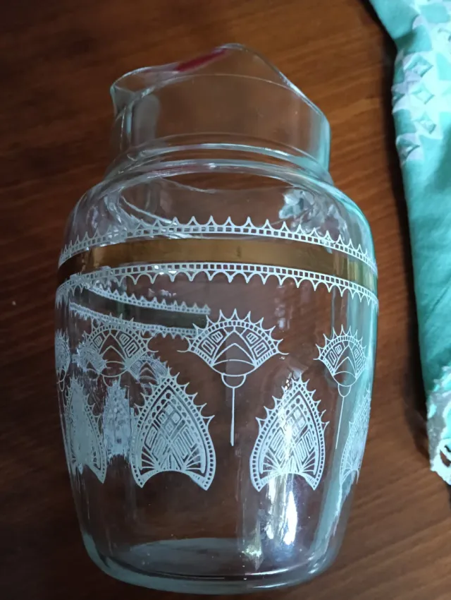 Jarra de cristal vintage dorada y transparente
