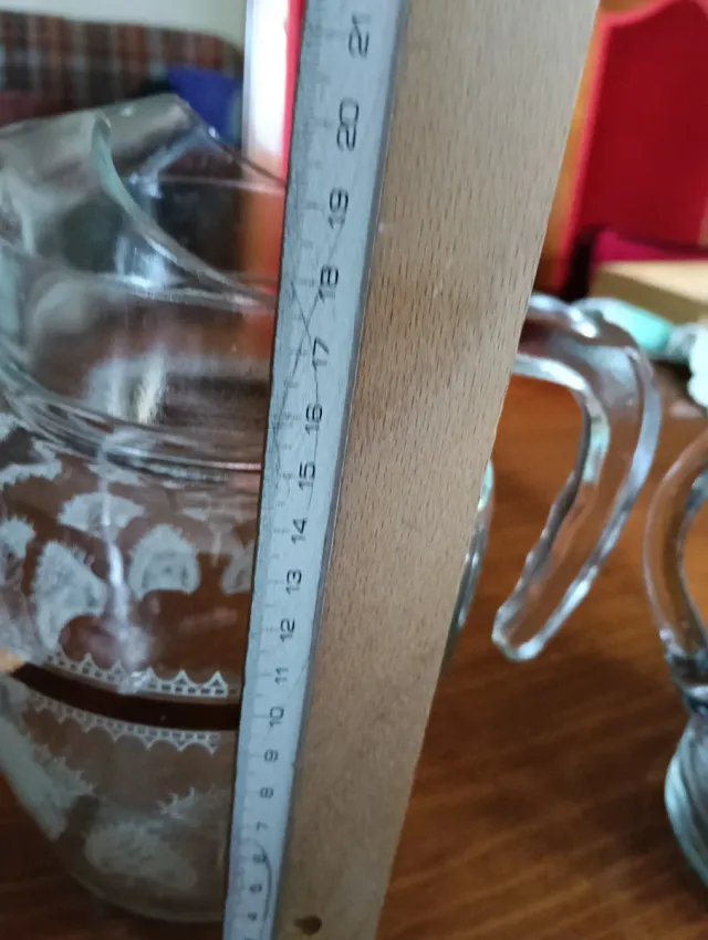 Jarra de cristal vintage dorada y transparente