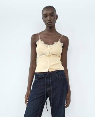 Top lencero beige con encaje