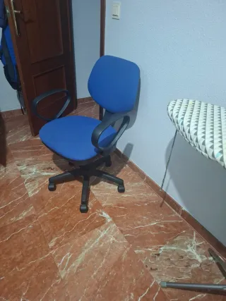 Silla de escritorio azul y negra