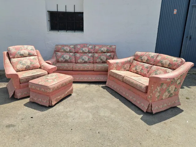 2 sofás,un sillón reposapies GPLAN floral rosa..