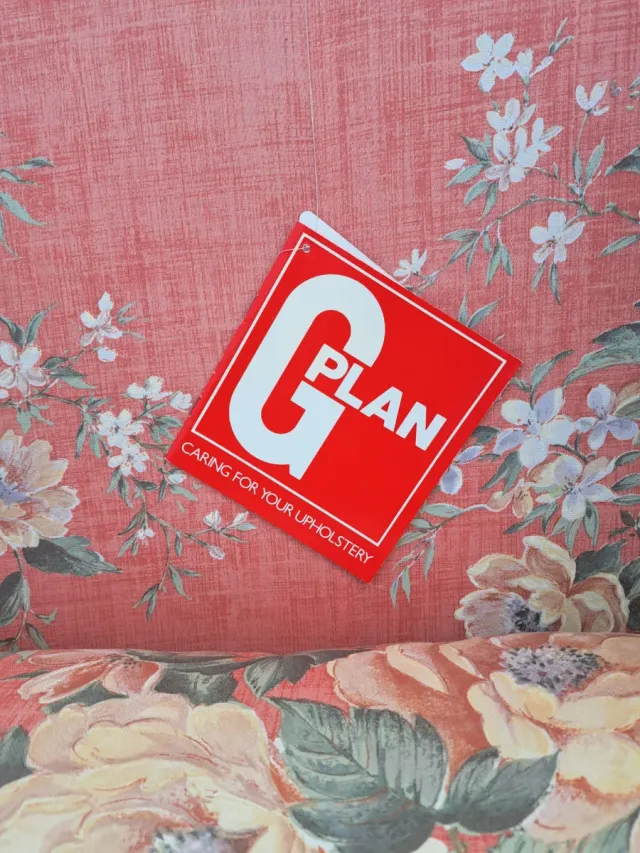 2 sofás,un sillón reposapies GPLAN floral rosa..