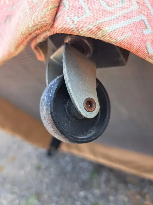 2 sofás,un sillón reposapies GPLAN floral rosa..