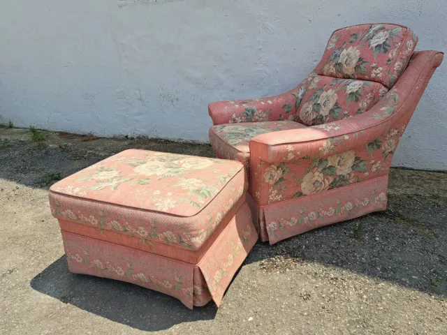 2 sofás,un sillón reposapies GPLAN floral rosa..