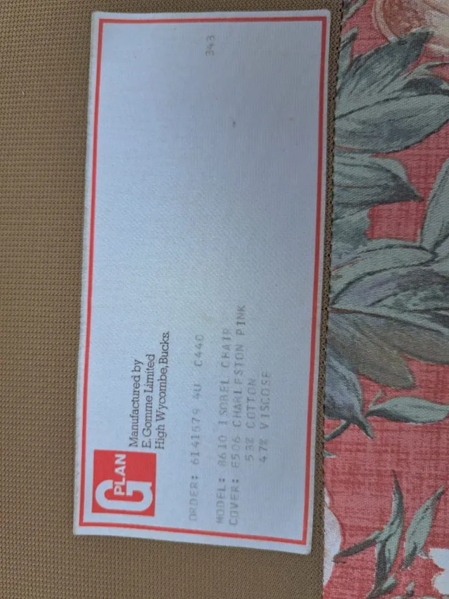 2 sofás,un sillón reposapies GPLAN floral rosa..