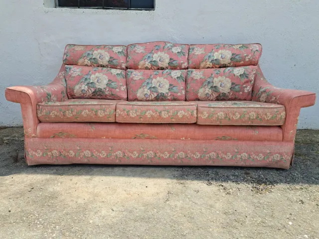 2 sofás,un sillón reposapies GPLAN floral rosa..