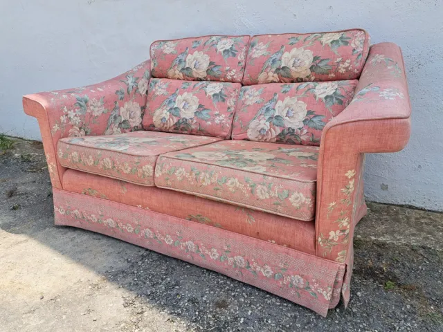 2 sofás,un sillón reposapies GPLAN floral rosa..