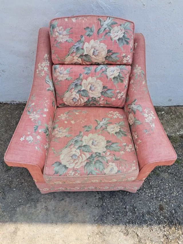 2 sofás,un sillón reposapies GPLAN floral rosa..