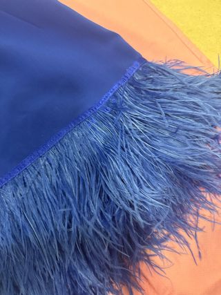 Vestido Bronx & Bando azul con plumas