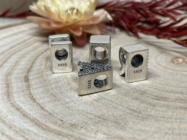 ✨ Charms Letras Helvetica Brillantes