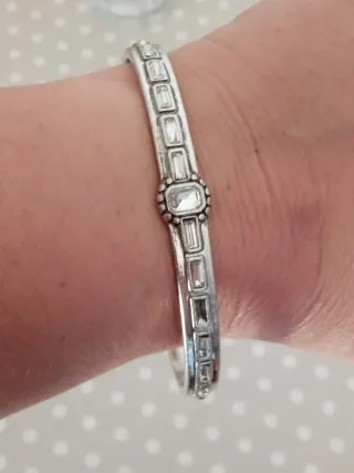 Pulsera metálica con piedras