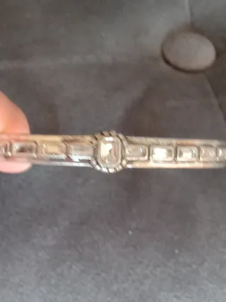 Pulsera metálica con piedras