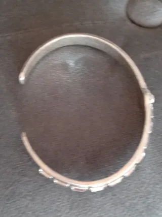 Pulsera metálica con piedras