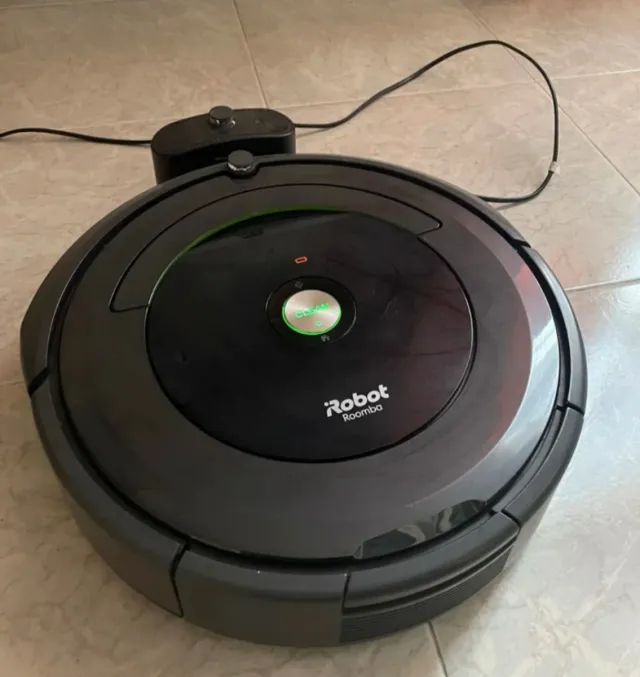 Aspiradore Roomba. Caricabatterie. Ricambio filtro, pulizia