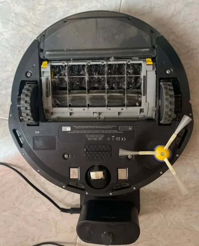 Aspiradore Roomba. Caricabatterie. Ricambio filtro, pulizia
