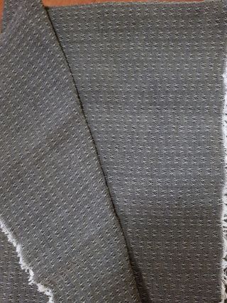 Scampolo di tessuto grigio con una trama