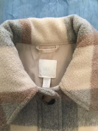 Abrigo de cuadros beige y gris