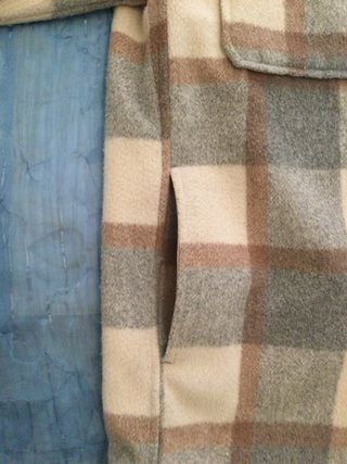 Abrigo de cuadros beige y gris