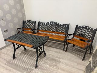 Mesa y 2 bancos de hierro forjado