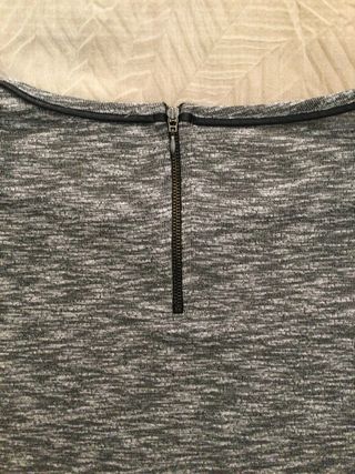 Top Caroll gris con cremallera cuello