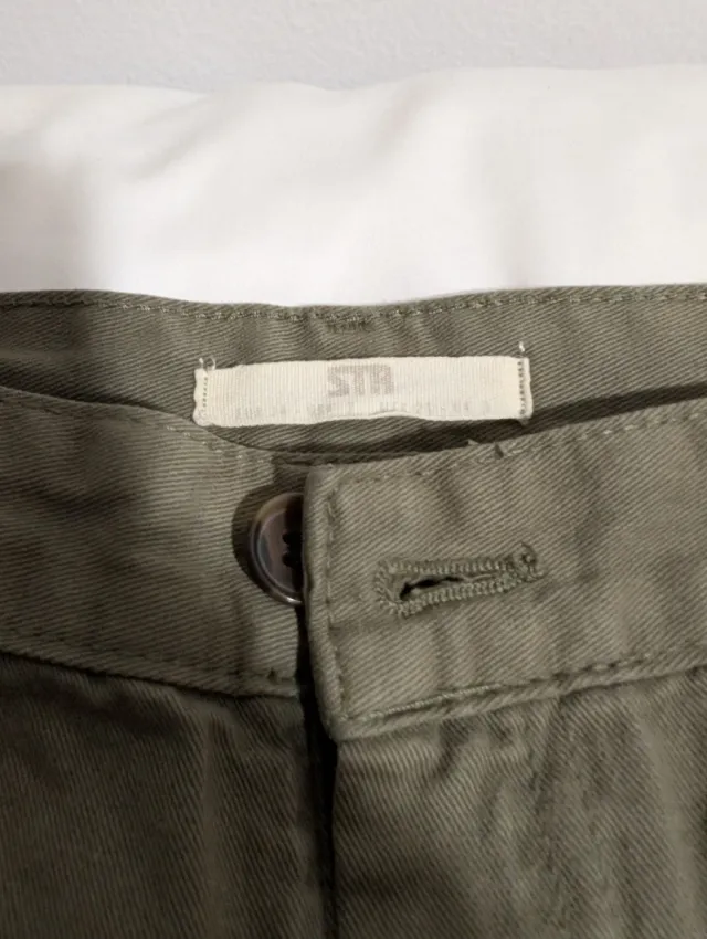Pantalón cargo Stradivarius verde