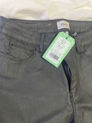 Pantalones engomados negros ONLY Talla M