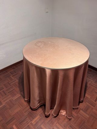 Mesa redonda cristal y tela rosa