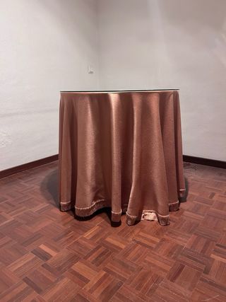 Mesa redonda cristal y tela rosa
