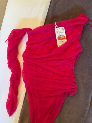 Body rosa asimétrico con manga abullonada