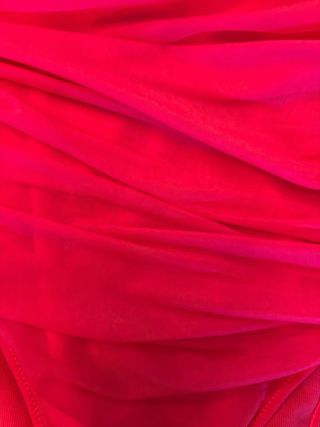 Body rosa asimétrico con manga abullonada