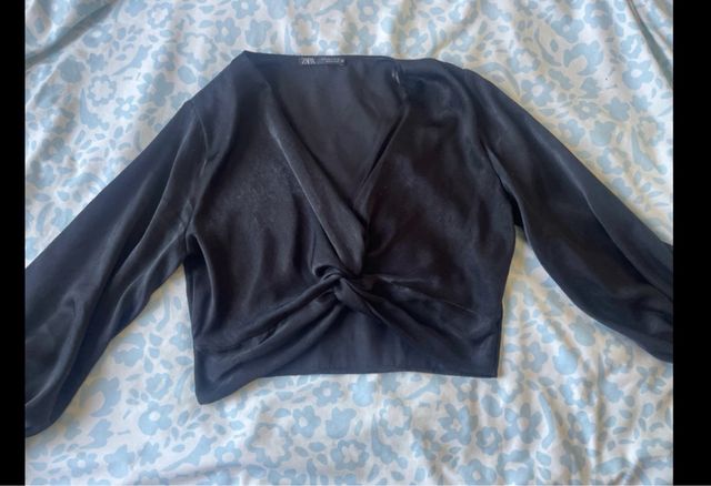 Blusa Zara negra satinada cruzada