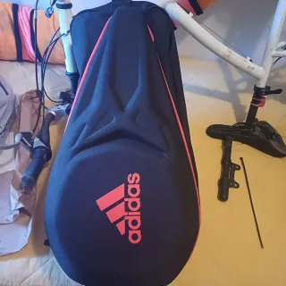 Bolsa padel Adidas roja tamaño grande.
