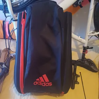 Bolsa padel Adidas roja tamaño grande.