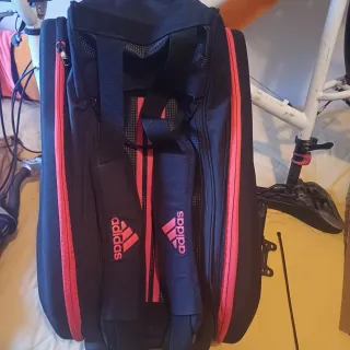Bolsa padel Adidas roja tamaño grande.