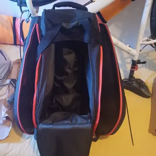 Bolsa padel Adidas roja tamaño grande.