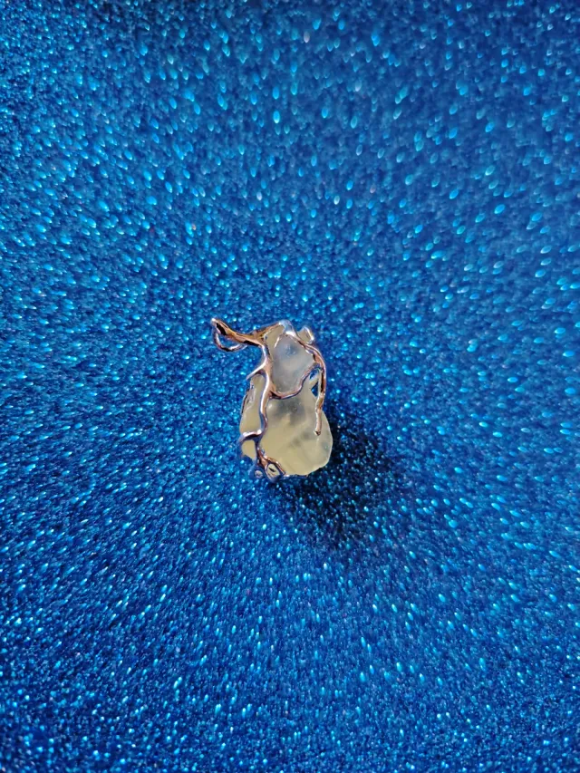 Ciondolo Vetro Mare in gabbietta in ottone. 