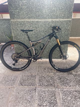 Bicicleta carbono doble suspensión