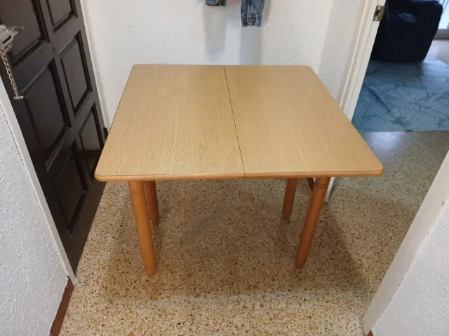 Mesa de madera para cocina o comedor
