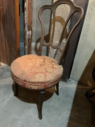 Mesa redonda antigua y 4 sillas