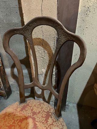 Mesa redonda antigua y 4 sillas