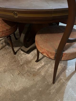 Mesa redonda antigua y 4 sillas